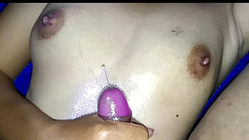Ngentot Di Payudara Kecil Keponakanku