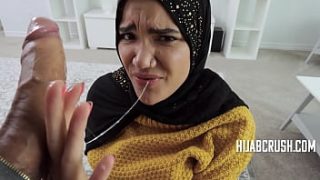 Remaja Berhijab Tak Suka Dengan Syarat Kakak Tiri – Naudi Nala