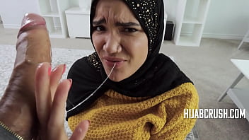 Remaja Berhijab Tak Suka Dengan Syarat Kakak Tiri – Naudi Nala