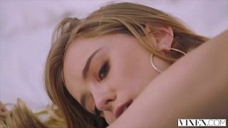 Model Vixen Beraksi Liar Dengan Bosnya Yang Menggoda