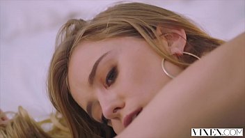 Model Vixen Beraksi Liar Dengan Bosnya Yang Menggoda