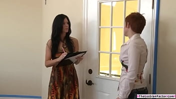 Milf Berpayudara Kecil Digituin Klien Lesbian