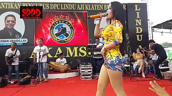 Tarian Erotis Indonesia – Sintya Riske Goyang Liar Di Atas Panggung