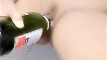 Masturbasi Pakai Botol Banyak Keluar Cairan Di Luar