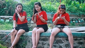 Terekam Kam Sembunyi-sembunyi Lihat Bawah Rok Cewek Genit Saat Kumpul Bareng Teman-temannya