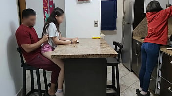 Keponakanku Yang Nakal Suka Duduk Di Pangkuan Paman Mesum Di Depan Istrinya