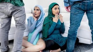 Sudah Nggak Perawan Lagi, Empat Saudara Tiri Mengeksplorasi