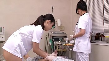 Perawat Jepang Merawat Pasien