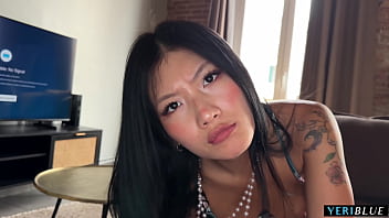 Dia Ketahuan Adik Tiri China-nya Kirim Foto Bugil!