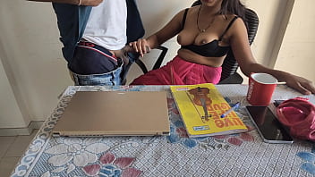 Saat Bhabhi Lagi Kerja Di Kantor, Aku Ajakin Bercinta Yang Hot
