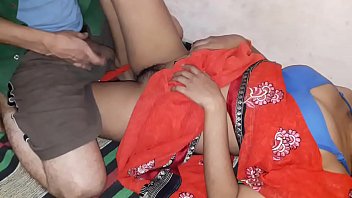 Perempuan India Bersembunyi Bersama Temannya