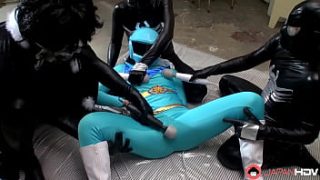 Gadis Jepang Pakai Seragam Biru Beraksi Dengan Mainan Seks Dalam Adegan Grup Tanpa Sensor.