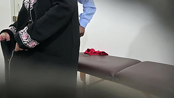 Wanita Berhijab Diam-diam Pakai Alat Pengaman