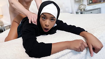 Anak Tiri Berhijab Ingin Merasakan Penis Masuk Dalam-dalam – Hijablust