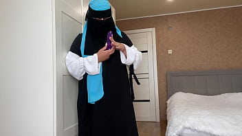 Istri Arab Berhijab Nemu Mainan Seks Waktu Bersih-bersih Terus Jadi Horny