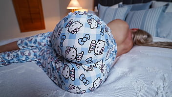 Ibu Tiri Bangun Lihat Anak Tirinya Keras, Dia Bantu Milf Cepat Puas