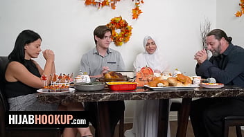 Muslimah Audrey Royal Rayakan Thanksgiving Dengan Bercinta Penuh Gairah Di Atas Meja – Kencan Berhijab