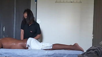 Gadis Thailand Kaget Melihat Ayam Hitam