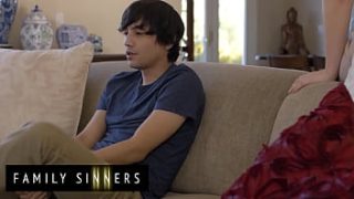Keluarga Penuh Dosa – Stepmom Bunny Madison Hibur Ricky Spanish Yang Patah Hati