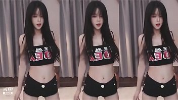 Cô Gái Trung Quốc Nhảy Múa Với Thân Hình Thon Gọn