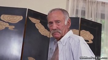 Nenek Cium Cowok Muda Dan Beruang Tua Untuk Pertama Kalinya Saat Pergi Ke Selatan